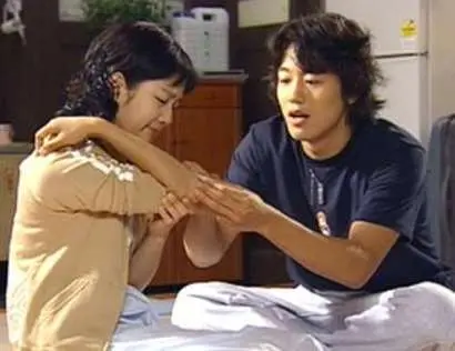 함께 살면서 이 꼴 저 꼴 다 보며 투닥거리는 경민과 정은. 누군가와 함께 사는 게 장점만 있는 건 아니다. 단점도 무척 많다. 그래도 혼자 살다 아플 때 느끼는 외로움이 없는 건 좋더라. 팔꿈치가 까진 정은의 상처를 봐주는 경민의 저 모습을 보라(경민의 행동 때문에 상처가 생긴 건 잠시 덮어두자). 사진=MBC 홈페이지