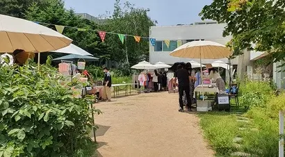 오전 11시. 카페 앞마당에 열리는 플리마켓에 참여한 셀러들이 매대를 정리하고 있다. 사진=김보현 기자