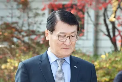 흥국생명이 신한은행장 출신 위성호 부회장을 영입했다. 위 부회장의 역할이 금융 계열사 자문 등에 한정되고 경영에는 직접 참여하지 않아 선임 배경에 눈길이 쏠린다. 사진=임준선 기자