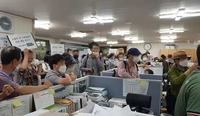 둔촌주공아파트 재건축조합원이 조합 측에 임원진 8명 전원에 대한 해임 발의서를 접수하는 모습. 사진=조합원 제공