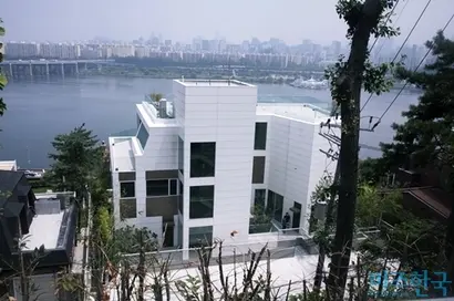 강남 최고 분양가를 자랑하는 한남동 유엔빌리지 내 고급빌라 ‘빌라 드 그리움 한남’. 사진=이종현 기자
