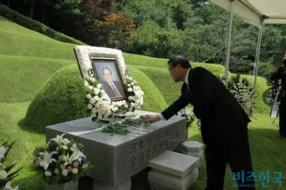 2016년 7월 20일 고 정인영 한라그룹 명예회장 10주기 추모행사에서 묘소에 헌화하는 정몽원 한라그룹 회장. 사진=한라그룹 홈페이지