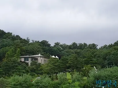 정몽원 한라그룹 회장이 소유한 양평군 단독주택. 주택 바로 옆에는 부모와 누나의 묘소가 있다. 사진=정동민 기자