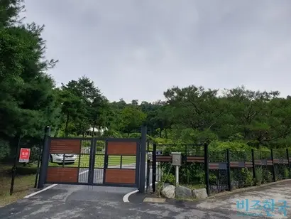 정몽원 한라그룹 회장 소유 단독주택과 선영으로 가는 출입구. 외부에서는 내부의 단독주택과 선영이 보이지 않는다. 사진=정동민 기자