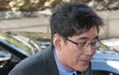 이호진 태광그룹 전 회장(사진)이 연루된 고발 건을 검찰이 수사하면서 이 전 회장의 금융계열사 대주주 자격에 결격 사유가 발생할 수 있다는 말이 나온다. 사진=비즈한국DB