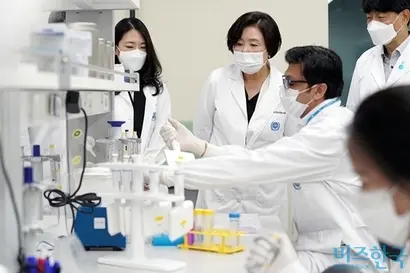 의과대학 정원 확대 논란이 이어지는 가운데 의료계에서는 특히 ‘의과학자’를 늘리겠다는 정부 방침이 비현실적이라는 지적이 제기됐다. 문재인 대통령의 부인 김정숙 여사가 한 백신 연구소를 방문한 모습. 사진=청와대 제공