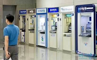최근 정부 정책과 관련해 시중은행을 비롯한 금융기관들의 불만이 적지 않다고 한다. 사진은 여러 은행의 입출금기로, 기사의 특정 내용과 관련 없다. 사진=임준선 기자