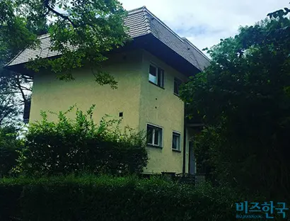베를린 생활 초기, 두 달 간 생활했던 임시 거주지. 네 가구가 사는 2층짜리 단독주택은 넓지 않았지만 사는 데 큰 불편이 없었다. 켈러의 활용이 아마 큰 도움이 되었을 것 같다. 사진=박진영 제공