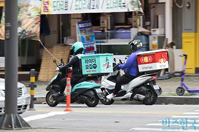 음식, 음료, 신문 등 배달원은 가장 위험한 E등급으로 분류되어 사망보험은 물론 상해보험 가입도 제한됐다. 사진=최준필 기자
