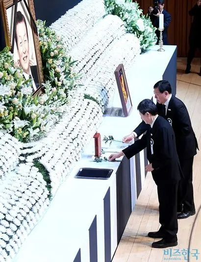 고 신격호 롯데그룹 명예회장 영결식이 1월 22일 서울 송파구 잠실 롯데콘서트홀에서 열린 가운데 신동주 SDJ코퍼레이션 회장(왼쪽)과 신동빈 롯데그룹 회장이 헌화하고 있다. 사진=박정훈 기자