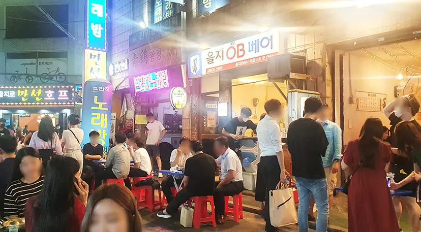 8월 14일 저녁 9시 을지로 노가리골목. 을지OB베어는 다양한 연령대의 손님들로 꽉 차 자리가 없었다. 사진=김보현 기자