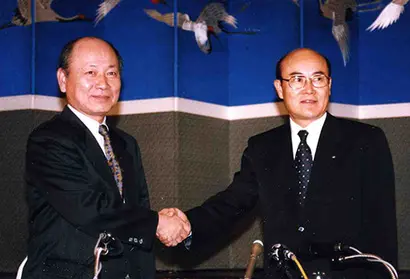 1997년 12월 8일 대우그룹의 쌍용자동차 인수를 발표한 김태구 대우자동차 회장(오른쪽)과 김덕환 쌍용그룹 종합조정실 사장. 사진=연합뉴스