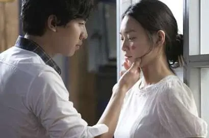 인기 절정을 누리던 이승기는 한심스럽지만 차마 미워할 수 없는 능글맞은 귀여움이 돋보이는 차대웅 역을 잘 소화했다. ‘내 여자친구는 구미호’의 메인 테마는 이승기를 발굴한 스승이자 같은 소속사 가수 이선희가 이승기를 위해 불렀는데, 이 OST ‘여우비’가 드라마의 감정선을 극대화하는데 큰 역할을 한다. 사진=SBS 홈페이지