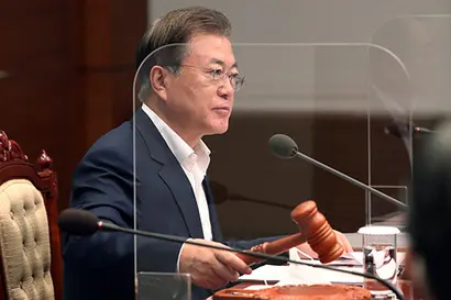 문재인 대통령이 25일 오전 청와대 여민관에서 열린 영상 국무회의에서 의사봉을 두드리고 있다. 사진=연합뉴스