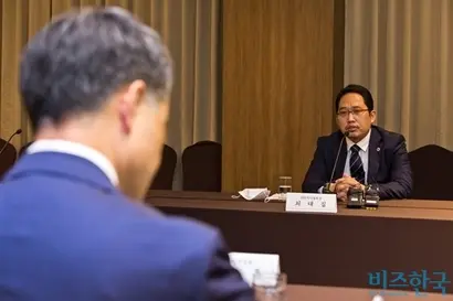 공공의대를 둘러싸고는 ‘현대판 음서제’라는 이야기도 정치권과 의료계를 뜨겁게 달구고 있다. 지난 19일 오후 서울 중구 코리아나호텔에서 박능후 복지부 장관과 최대집 대한의사협회 회장(오른쪽)이 보건복지부-대한의사협회 긴급 간담회에 참석한 모습. 사진=최준필 기자