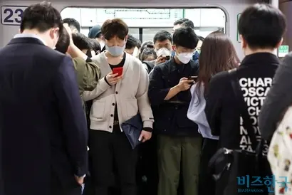 직장 내에서 첫 번째 확진자로 판단됐지만 감염 경로를 파악하지 못하면 산재처리를 받기 힘들다. 마스크를 쓴 직장인들이 지하철을 이용해 출근하는 모습. 사진=박정훈 기자