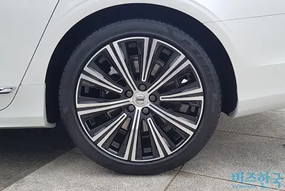 B5 인스크립션 트림에는 19인치 255/40R 타이어가 적용된다. 사진=우종국 기자