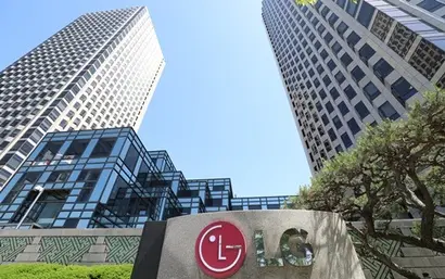 LG화학이 배터리 사업부문을 물적분할 하기 위한 임시주주총회를 내달 30일 개최하기로 했다. 임시주총에서 안건이 통과할 경우 12월 1일 기존 법인 LG화학에서 신설법인 LG에너지솔루션(가칭)이 분할돼 출범할 예정이다. 서울 여의도 LG트윈스 빌딩. 사진=박은숙 기자
