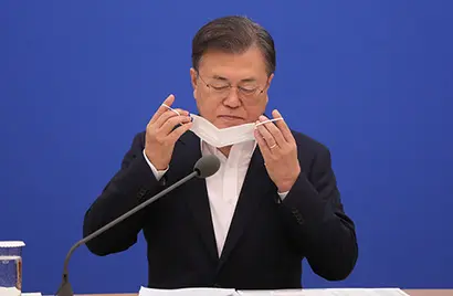 문재인 대통령이 10일 오전 청와대에서 열린 제8차 비상경제회의에서 발언에 앞서 마스크를 벗고 있다. 사진=연합뉴스