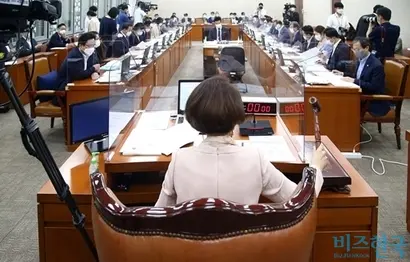 일단 국회 보건복지위원회는 국민의힘이 주장한 독감 백신 무료 지원안을 뺀 4차 추경안을 정부 원안대로 17일 의결했다. 해당 안은 예산결산특별위원회에서 추가로 논의될 예정이다. 17일 보건복지위원회 전체회의에서 한정애 위원장이 의사봉을 두드리고 있다. 사진=박은숙 기자