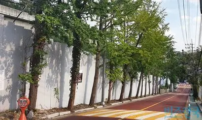 서울 전통 부촌의 대명사인 성북동에는 14년간 공터로 방치된 대부지가 있다. 대사관로5길에서 바라본 현장. 사진=유시혁 기자