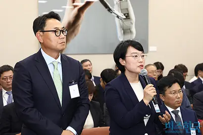 네이버·카카오의 경우 웹툰·웹소설 서비스를 별도 법인으로 분리하고 페이·뱅킹·OTT 등으로도 영역을 확대하고 있다. 지난해 10월 국회 과학기술정보방송통신위원회 국정감사에 증인으로 출석한 여민수 카카오 공동대표(왼쪽)와 한성숙 네이버 대표. 사진=박은숙 기자