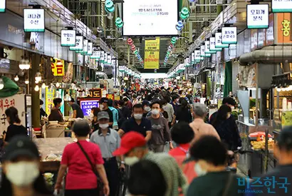 한국의 경제지표도 ‘더블 딥’ 초기 증상을 보이고 있다. 사진은 추석연휴를 보름가량 앞둔 18일 오후 서울 마포구 망원시장이 이용객들로 붐비는 모습. 사진=박정훈 기자