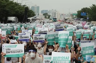 집단휴진을 경쟁을 제한하는 행위로 간주해 제재를 가하는 점은 어색한 면이 있다. 때문에 공정위의 제재처분은 항상 법원에서 그 정당성이 다퉈졌고 법원의 판결을 예측하기도 어려웠다. 지난 8월 대한전공의협의회 소속 전공의들이 정부의 의대 정원 확대와 공공의대 설립에 반대하며 단체행동을 하는 모습. 사진=박은숙 기자