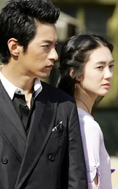 어릴 적 감정이 은연중에 남아 있던 걸까? 기억을 잃은 한더미와 그녀가 준희임을 몰라보는 김동영(주진모)은 운명처럼 서로에게 빠져든다. 그런데 아무리 김동영이 국방장관 아들이라 해도 30대 초반 나이에 대통령 비서관을 한다는 건 너무하지 않나요. 사진=SBS 홈페이지