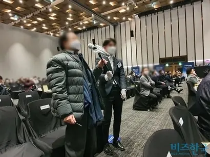 3월 수원컨벤션센터에서 개최된 삼성전자 주주총회 현장. 코로나 사태 때문에 주주 질의 때 사용된 마이크에는 일회용 덮개가 씌워졌고 질의가 끝날 때마다 소독 및 교체됐다. 사진=차형조 기자