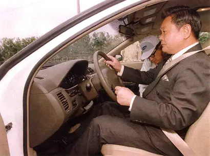 1997년 5월 12일 부산시 강서구 신호동 삼성자동차 부산공장을 방문한 이건희 삼성그룹회장이 주행시험장에서 시험생산차량을 시승하고 있다. 사진=연합뉴스