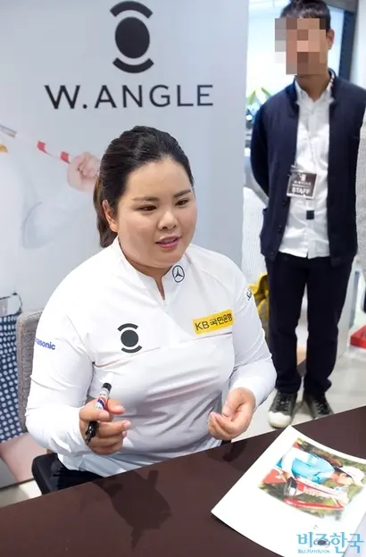 2017년 3월 골프선수 박인비 프로가 와이드앵글 팬사인회에 참석해 팬들에게 사인을 해주는 모습. 사진=임준선 기자