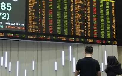 펀드 운용사는 계열사 지분을 매입해 의결권을 행사해 지배력을 공고히 하면 안 된다. 이렇게 발생하게 되는 의결권은 주총에서 '중립'을 지키는 것이 일반적이다. 서울시 영등포구 여의도동 한국거래소 주식시황판. 사진=비즈한국DB