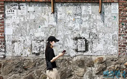 신종 코로나바이러스 감염증(코로나19) 확산 우려로 대학들이 온라인 강의를 진행하는 가운데, 올해 8월 서울 동작구 중앙대학교 인근 주민 게시판에 원룸 및 하숙집 공고가 없어 썰렁하다. 사진=최준필 기자
