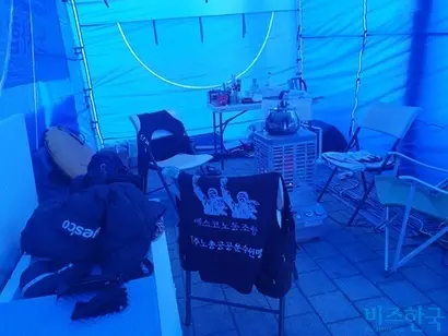 노숙농성 천막 내부. 사진=정동민 기자