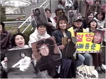 아직도 준상과 유진이 다녔던 고등학교 촬영지 서울 중앙고등학교 인근에서 ‘겨울연가’ 굿즈를 찾아볼 수 있을 정도로 ‘겨울연가’는 엄청난 인기와 경제 효과를 일으켰다. 중앙고는 물론 춘천, 남이섬, 외도, 용평스키장 등 곳곳의 촬영지마다 성지순례 오듯 외국인 관광객들이 몰아쳤다. 사진=KBS 홈페이지
