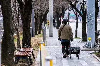 카트를 끌고 있는 노인의 모습으로 기사의 특정 내용과 관련없다. 사진=최준필 기자