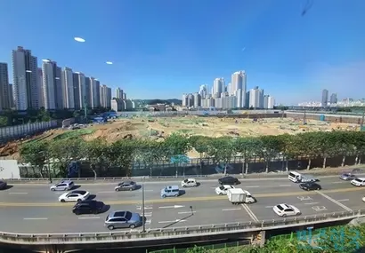 지난 9월 래미안 원베일리 재건축조합 사무실에서 바라본 사업장 전경. 사진=차형조 기자