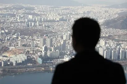 서울 송파구 잠실롯데월드타워 전망대 서울스카이에서 한 시민이 강남 일대 아파트를 내려다보고 있다. 사진=박정훈 기자