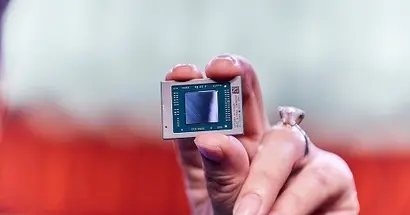 리사 수 AMD CEO가 새로운 모바일 프로세서 라이젠 프로 5000시리즈를 선보이는 모습. 사진=AMD 제공