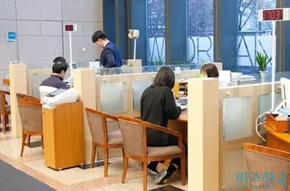 ‘영끌’, ‘빚투’의 시대이지만 빚도 능력이다. 고연봉의 안정적인 직장에 다닐수록 저리의 은행 대출을 받을 수 있다. 시중은행 창구. 사진=박정훈 기자