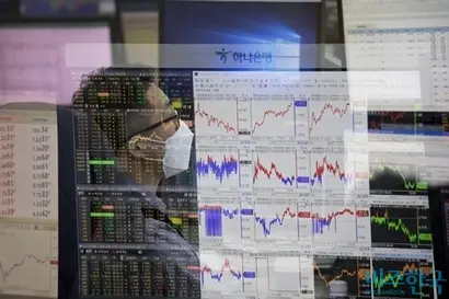 지난 12월 하나은행 딜링룸 모습. 지난해 말 상승 궤도에 오른 대형 건설사 주가가 연초 랠리를 이어가고 있다. 사진=이종현 기자