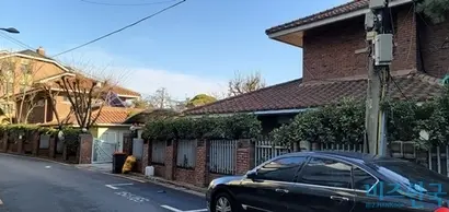 윤영환 대웅제약 명예회장과 네 자녀가 한 울타리 안에서 모여 살았던 강남구 삼성동 대웅제약 가족타운 입구. 사진=유시혁 기자