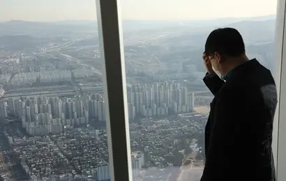 지난 6일 서울 송파구 신천동 롯데월드타워 전망대 ‘서울스카이’에서 한 청년이 강남 일대 아파트를 내려다보고 있다. 사진=박정훈 기자
