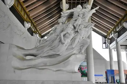 텔레비전에서 애국가가 나올 때 단골로 등장하던 ‘불굴의 한국인상’. 울퉁불퉁 근육질의 남녀노소가 모여서 한 방향을 가리키는 모습이 정말 어떤 어려움도 극복할 수 있을 것만 같다. 사진=구완회 제공