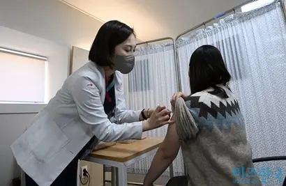 백신 접종 모의 훈련에서 의료진이 훈련 참가자에게 백신을 접종하는 모습. 사진=사진공동취재단