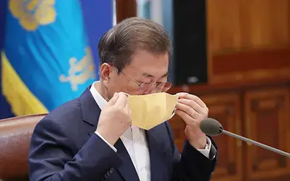 문재인 대통령이 19일 청와대에서 열린 코로나19 대응 논의를 위한 비상경제회의에서 발언을 마친 뒤 마스크를 다시 쓰고 있다. 사진=연합뉴스