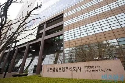 교보생명 측(노조)이 ‘풋옵션’ 행사를 두고 어피너티사모펀드·안진회계법인을 고발한 사건에 대해 검찰이 안진 측 관계자들을 기소했다. 교보생명으로선 일단 한숨을 돌린 셈이다. 서울 광화문 교보생명 본사. 사진=이종현 기자