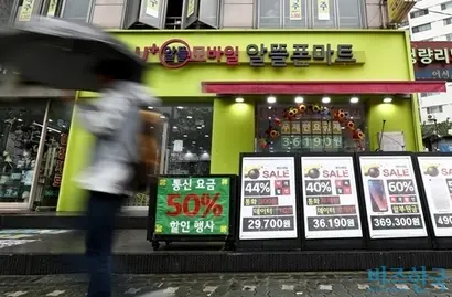 지난해 알뜰폰으로의 번호이동은 119만 3017건에 달했다. 5G 서비스에 실망해 상대적으로 요금이 저렴한 알뜰폰을 선택하는 소비자들이 늘었다. 알뜰폰 매장 모습. 사진=비즈한국 DB