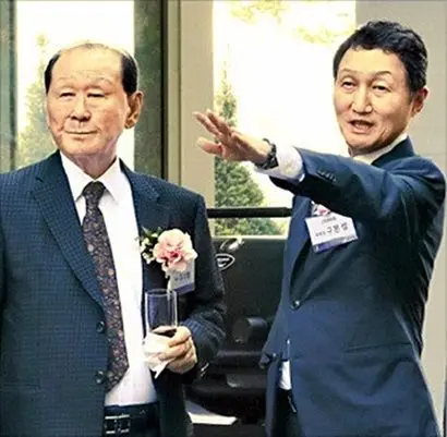 구자학 아워홈 회장과 장남 구본성 아워홈 대표이사 부회장(오른쪽). 사진=아워홈